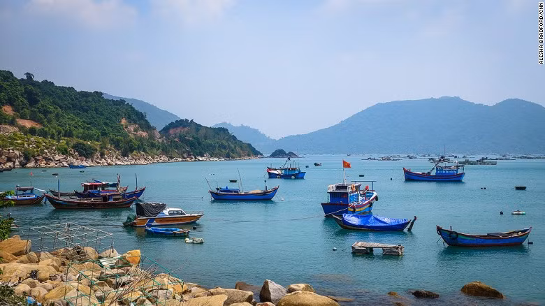 phong vien cnn phuot khap viet nam bang xe may