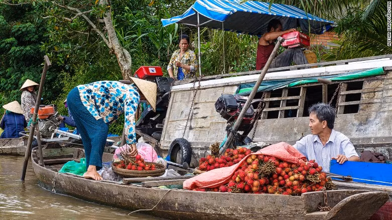 phong vien cnn phuot khap viet nam bang xe may