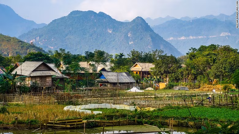 phong vien cnn phuot khap viet nam bang xe may
