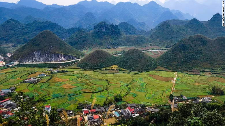 phong vien cnn phuot khap viet nam bang xe may