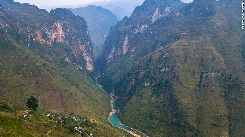 phong vien cnn phuot khap viet nam bang xe may