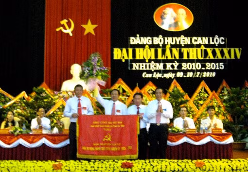 Bí thư Tỉnh ủy Nguyễn Thanh Bình tặng cờ "Đơn vị vững mạnh tiêu biểu nhiệm kỳ 2005-2010" cho Đảng bộ huyện Can Lộc.