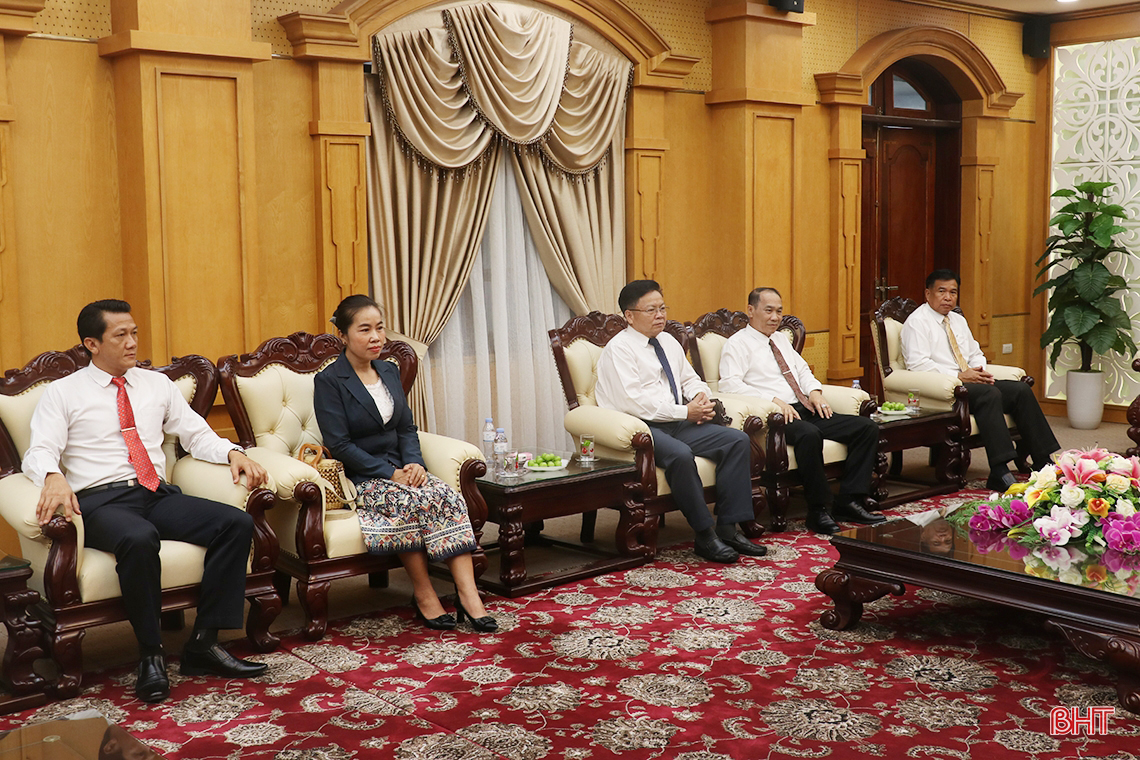 Đoàn đại biểu Hội đồng nhân dân tỉnh Bolikhămxay chào xã giao lãnh đạo Hà Tĩnh