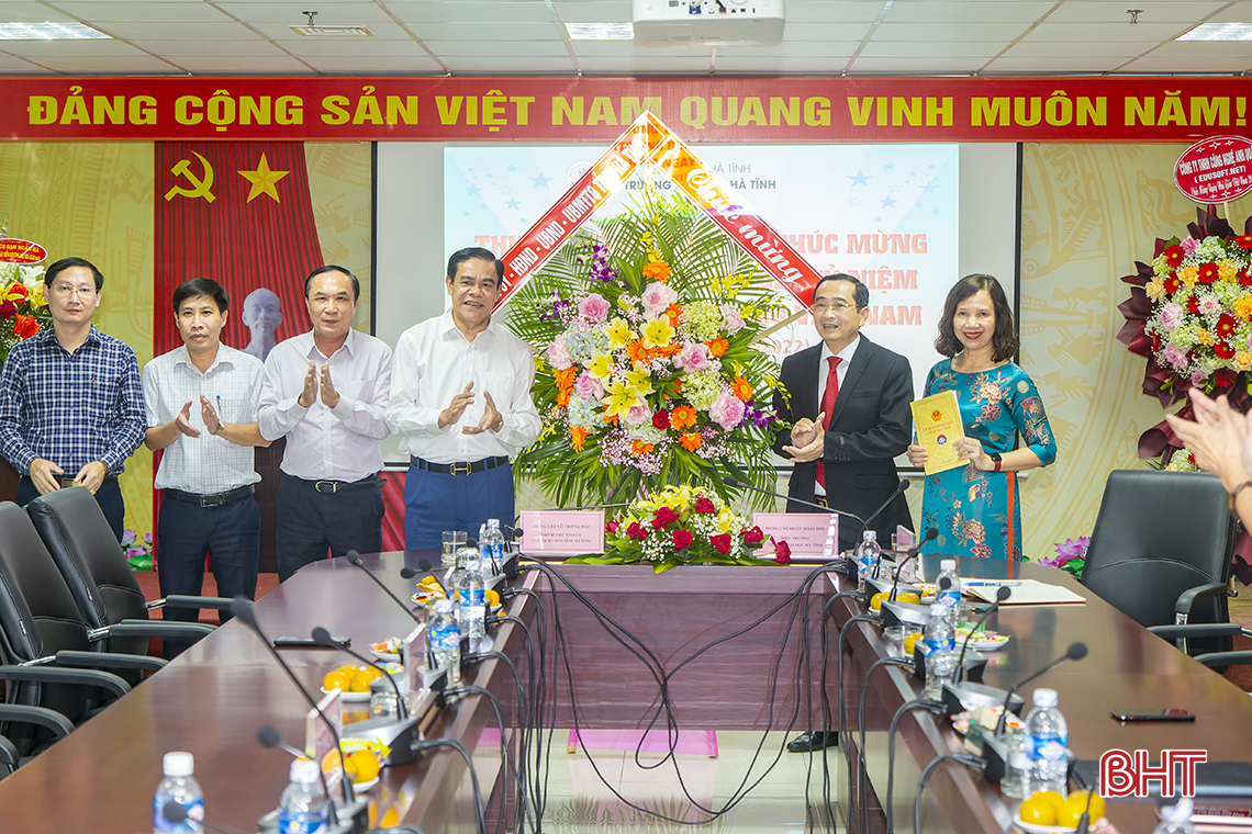 Lãnh đạo Hà Tĩnh chúc mừng các đơn vị, trường học nhân Ngày Nhà giáo Việt Nam