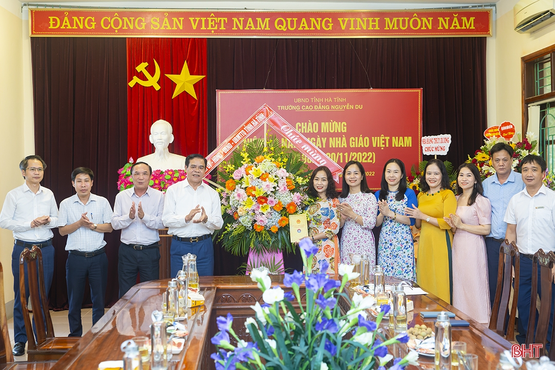 Lãnh đạo Hà Tĩnh chúc mừng các đơn vị, trường học nhân Ngày Nhà giáo Việt Nam