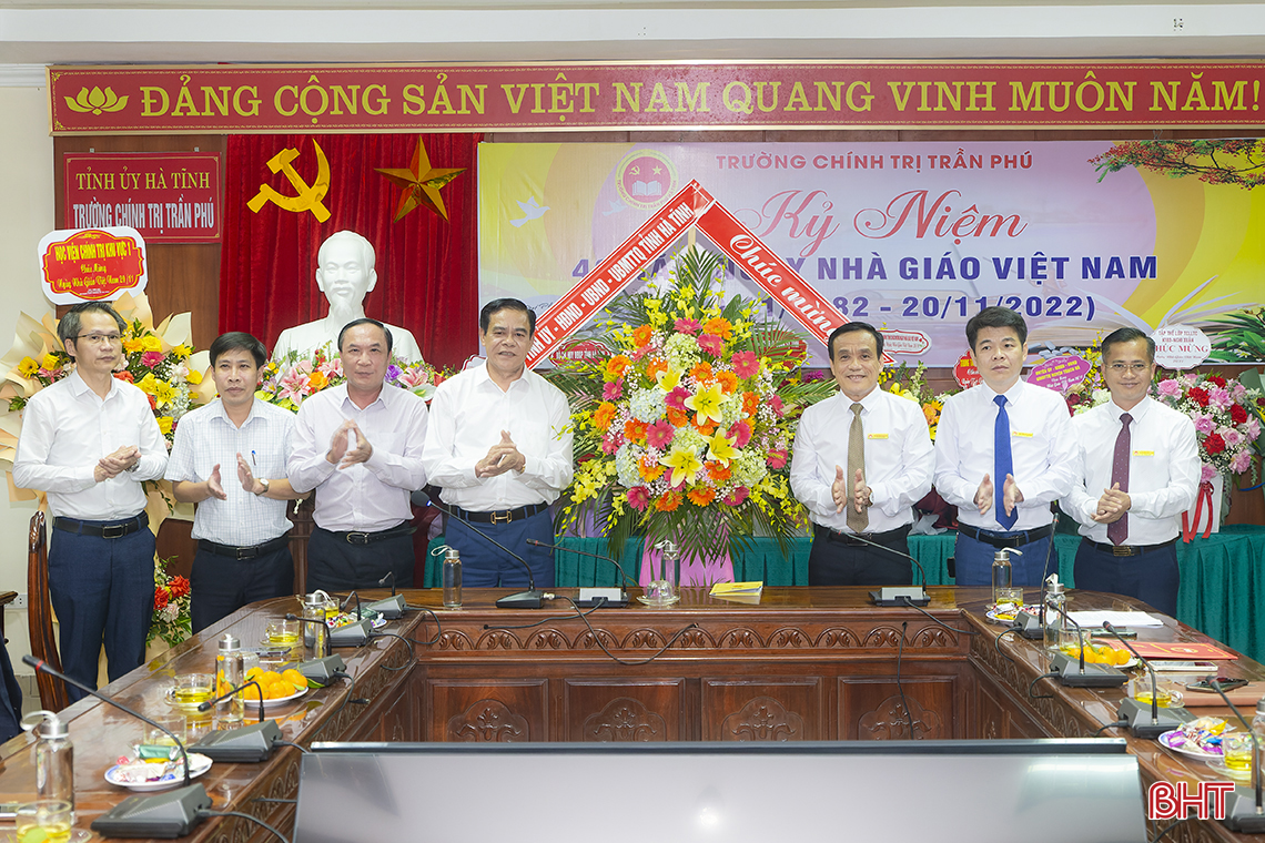 Lãnh đạo Hà Tĩnh chúc mừng các đơn vị, trường học nhân Ngày Nhà giáo Việt Nam
