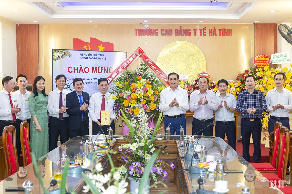 Lãnh đạo Hà Tĩnh chúc mừng các đơn vị, trường học nhân Ngày Nhà giáo Việt Nam