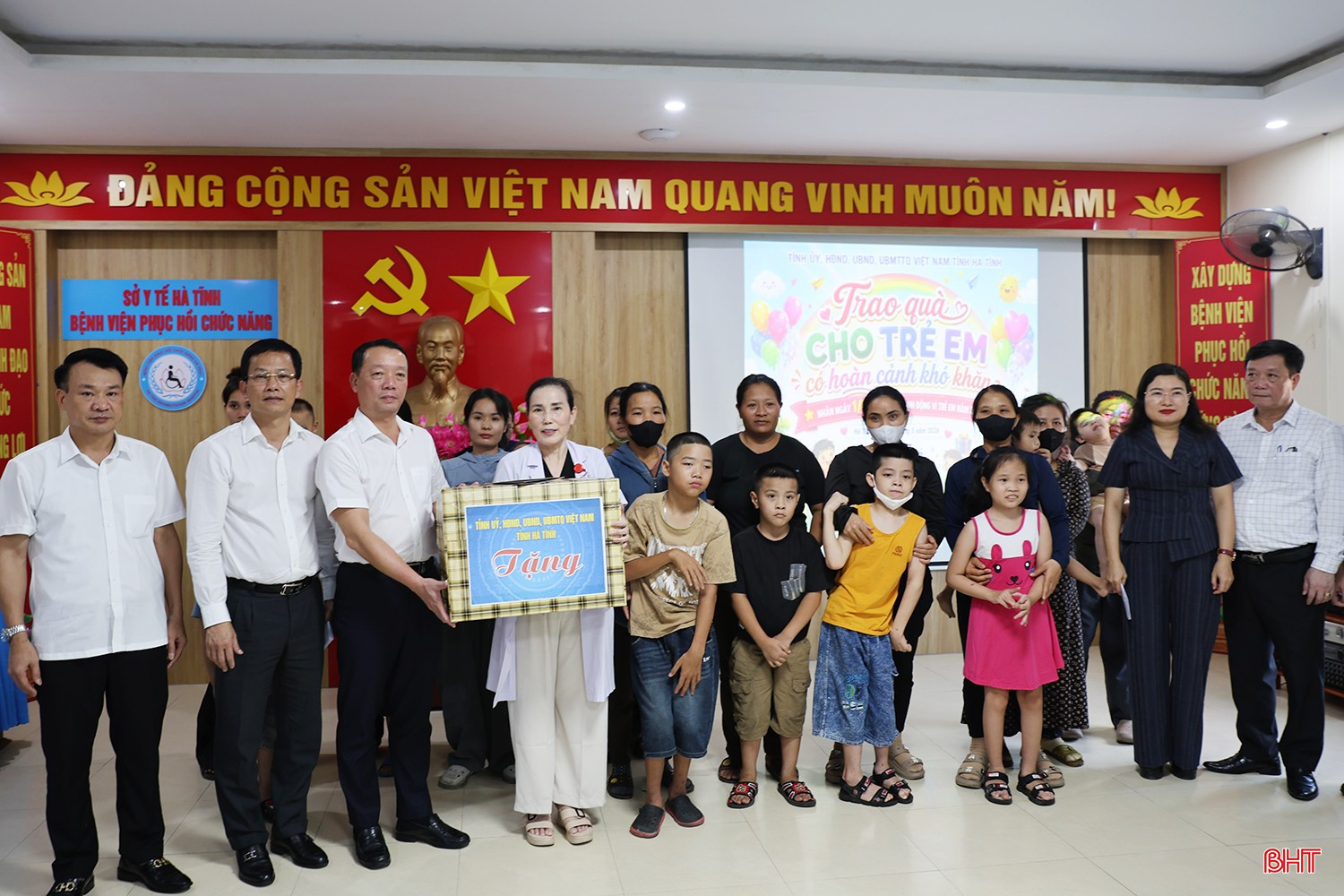 Chủ tịch UBND tỉnh Phan Thiên Định cùng các đồng chí lãnh đạo tỉnh tặng quà các bệnh nhi tại Bệnh viện PHCN Hà Tĩnh.