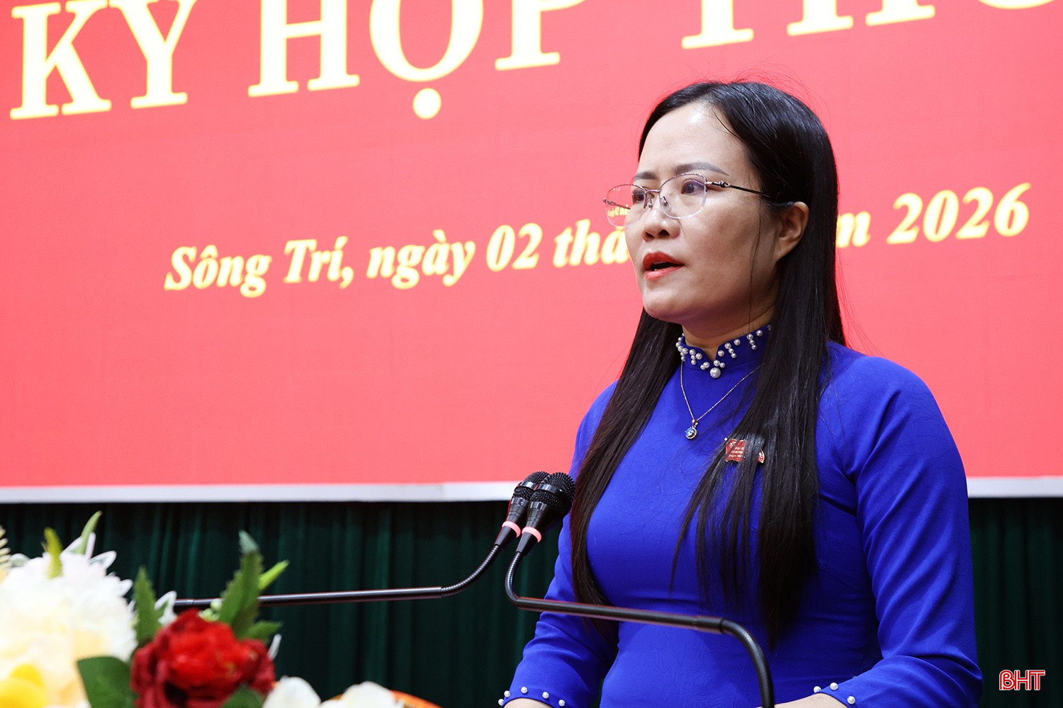 Phó Chủ tịch UBND phường Sông Trí Đoàn Thị Mỹ báo cáo tình hình kinh tế - xã hội 6 tháng đầu năm.