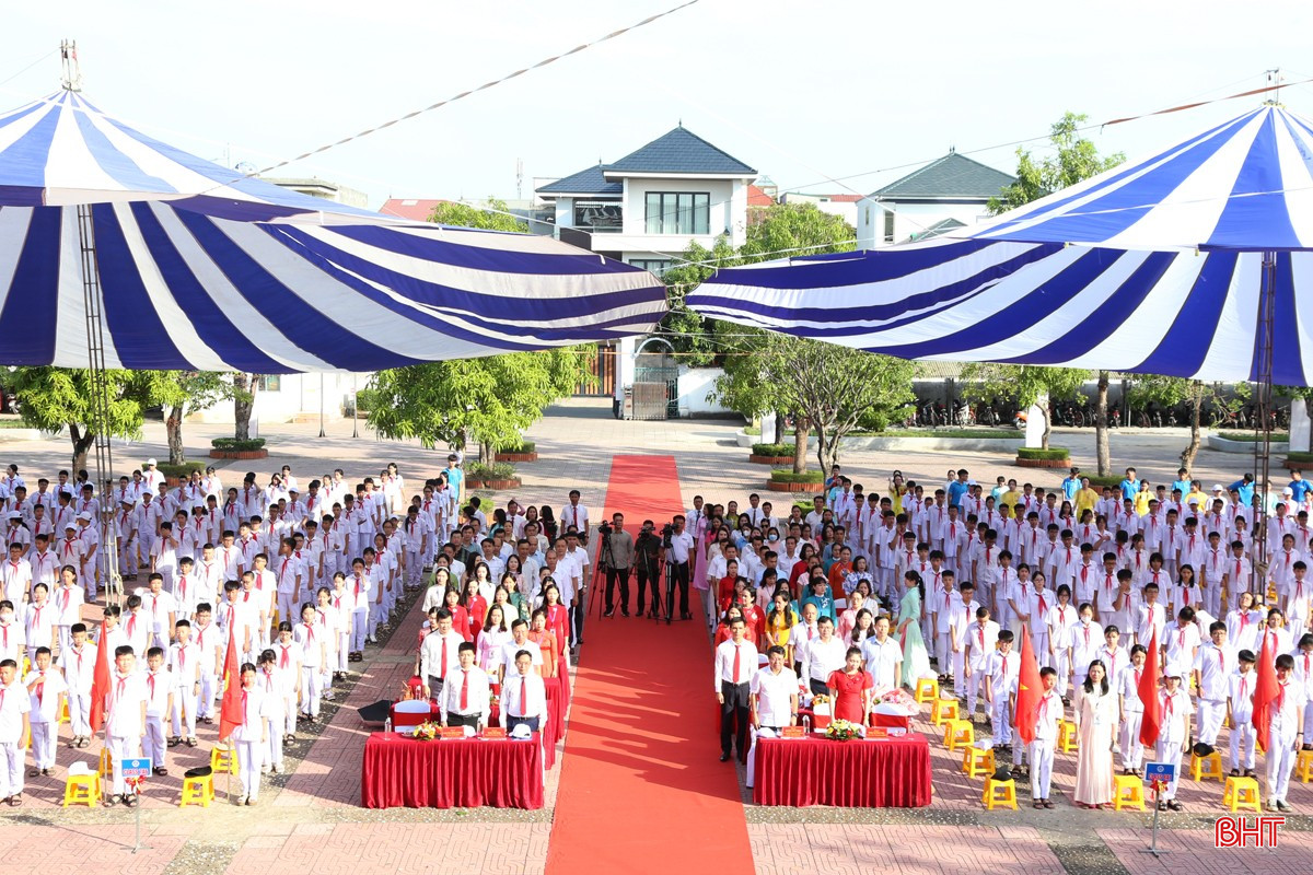 Trường THCS Lê Văn Thiêm tổ chức lễ khai giảng năm học mới.