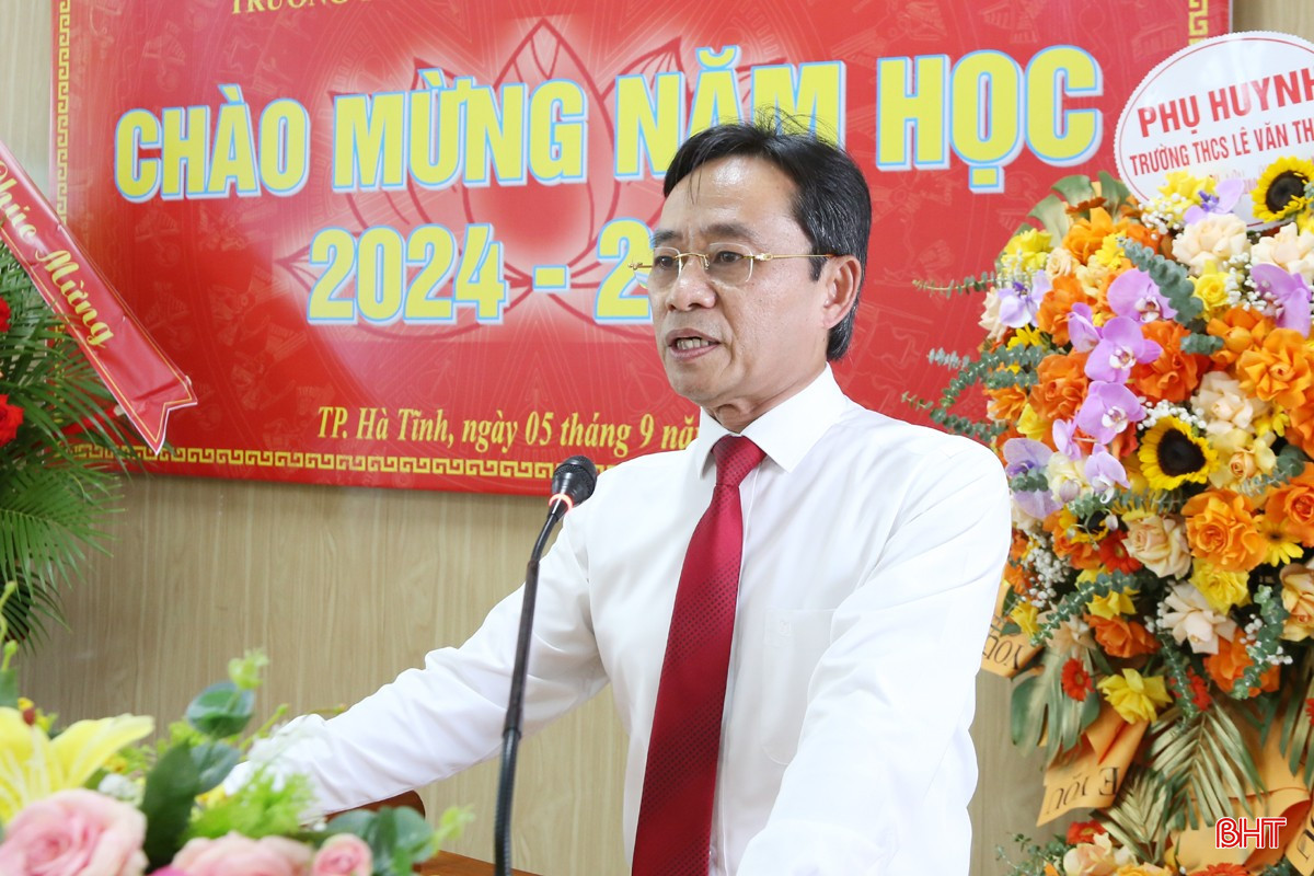 Phó Bí thư Thường trực Tỉnh ủy Trần Thế Dũng trò chuyện với tập thể giáo viên Trường THCS Lê Văn Thiêm.