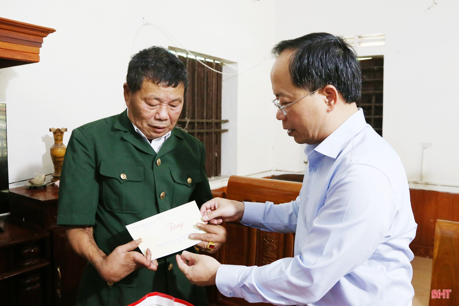 Bí thư Tỉnh ủy Nguyễn Duy Lâm và đoàn đã đến thăm hỏi, tặng quà cho thương binh Dương Xuân Phượng (trú tại tổ dân phố Tân Hòa, phường Hà Huy Tập), bị tổn thương cơ thể 81%.