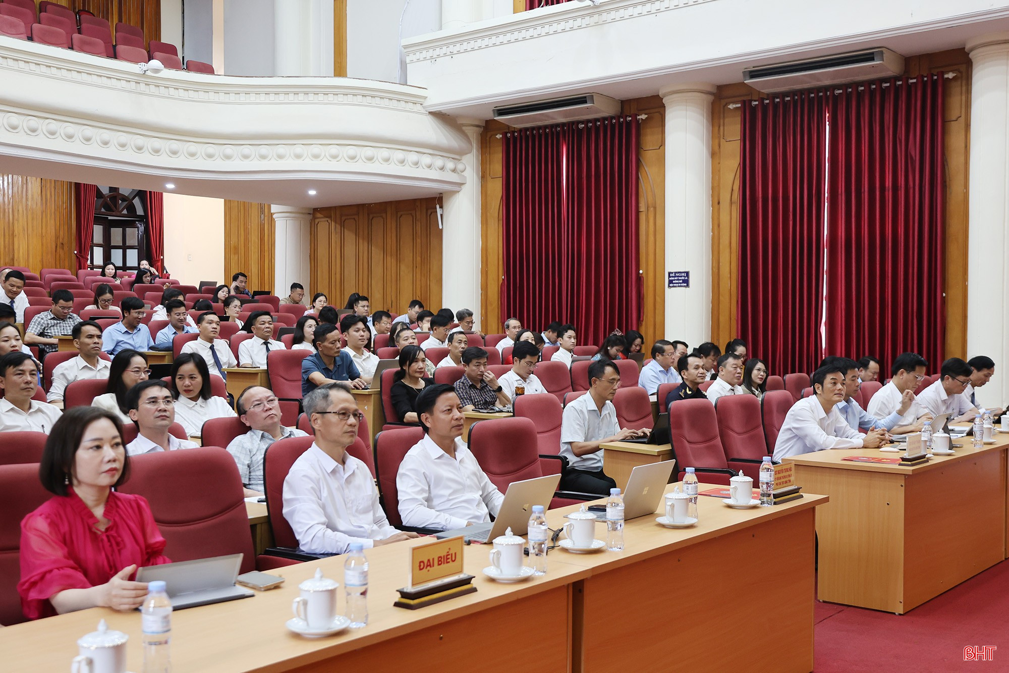 Các đại biểu tham dự hội nghị.