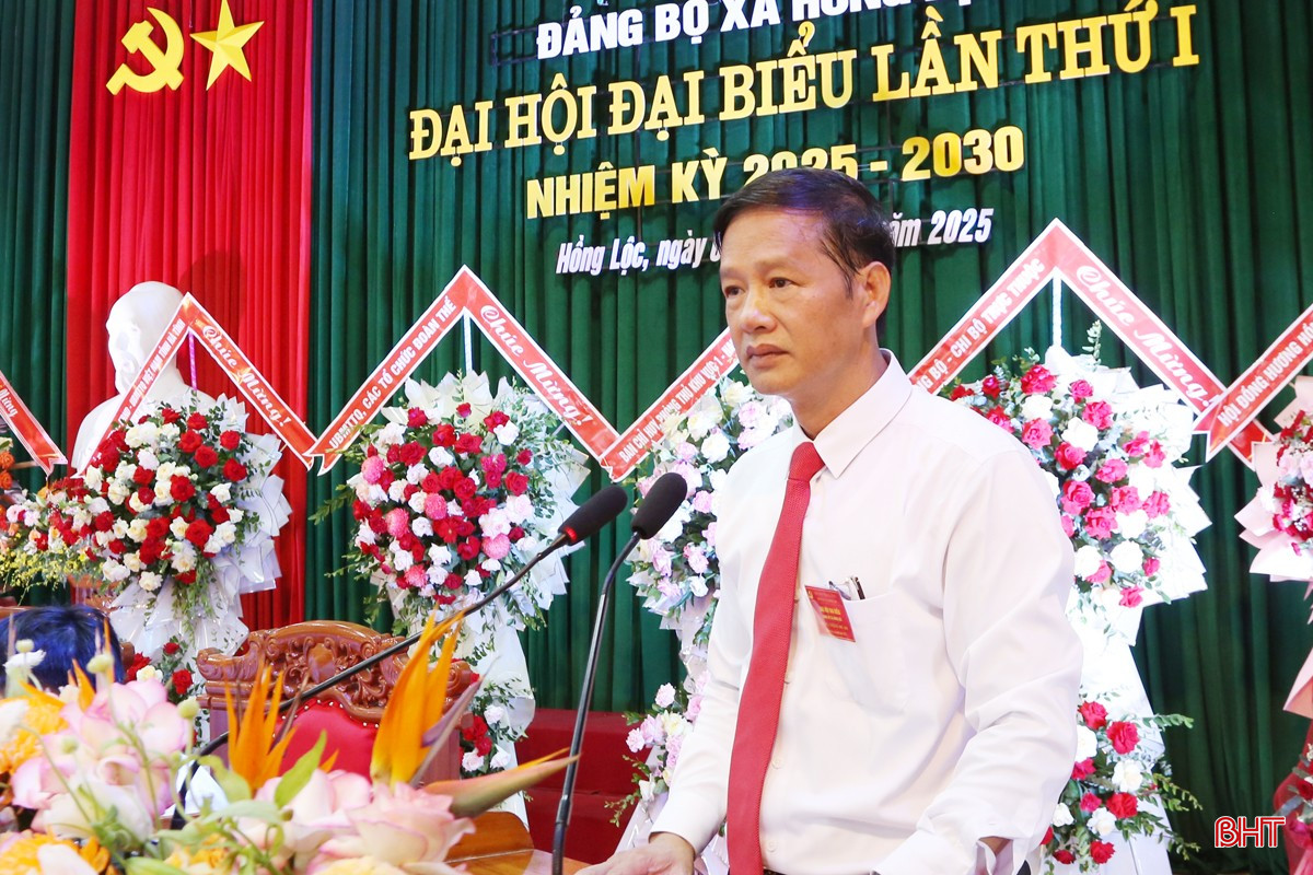 Đồng chí Trần Danh Vinh - Bí thư Đảng ủy xã Hồng Lộc trình bày báo cáo chính trị.