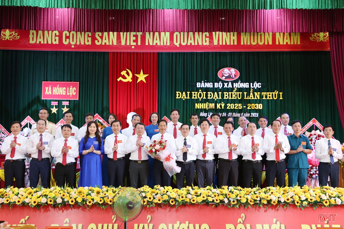 Lãnh đạo tỉnh tặng hoa BCH Đảng bộ xã Hồng Lộc nhiệm kỳ 2025 -2030.