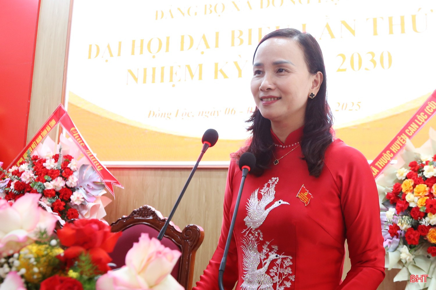 Đồng chí Đặng Thị Quỳnh Diệp - Tỉnh ủy viên, Bí thư Đảng ủy, Chủ tịch HĐND xã Đồng Lộc trình bày báo cáo chính trị.