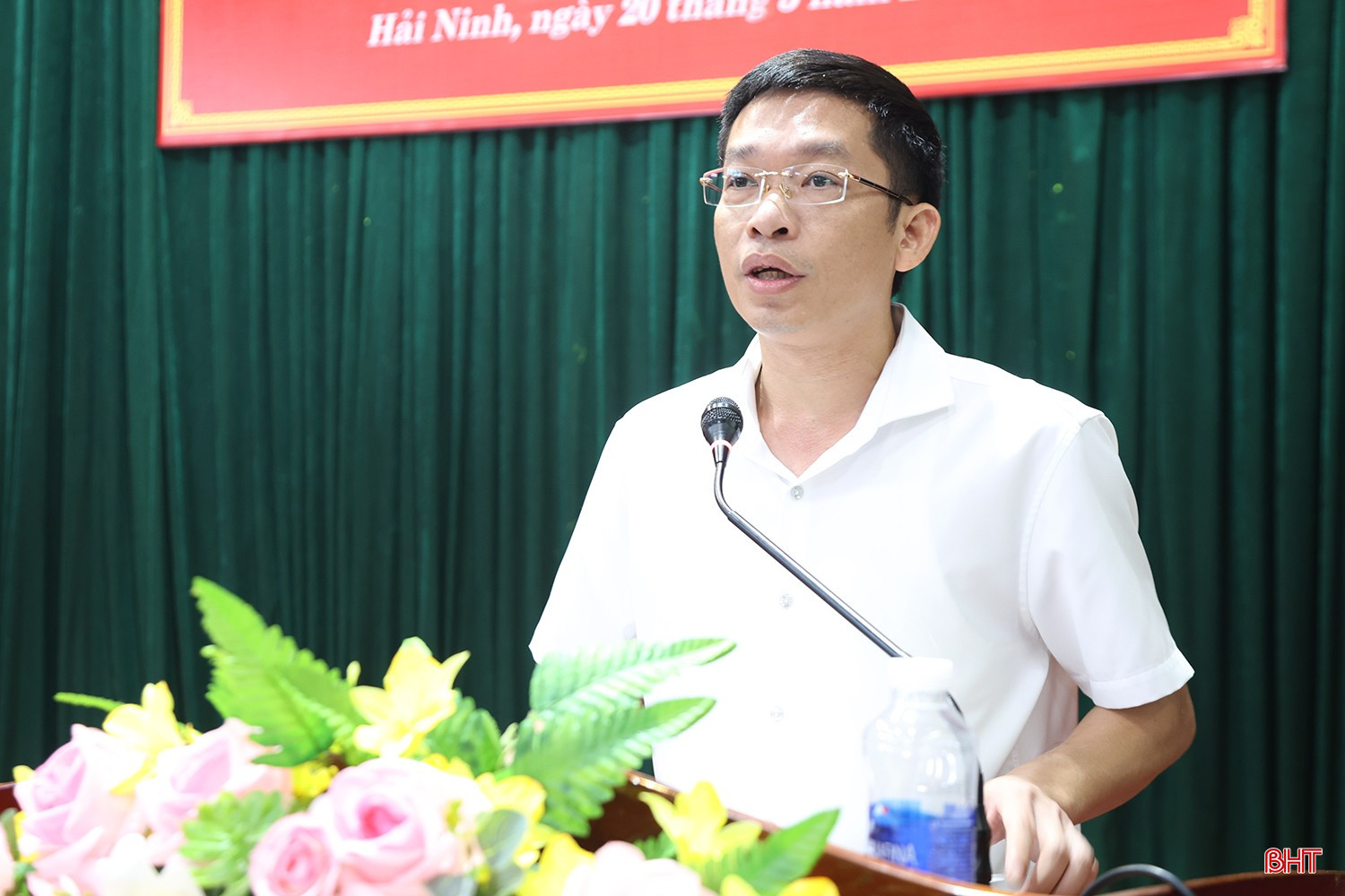 Ông Trần Bá Toàn - Chủ tịch UBND phường Hải Ninh giải trình, làm rõ một số kiến nghị thuộc thẩm quyền của phường.