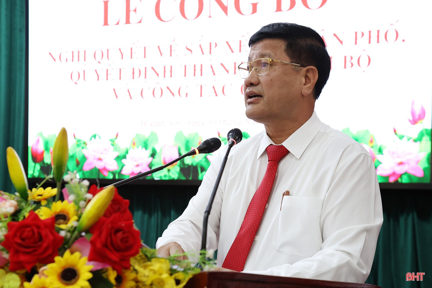 Đại diện Thường trực HĐND phường Hoành Sơn công bố nghị quyết về thành lập 10 tổ dân phố mới.