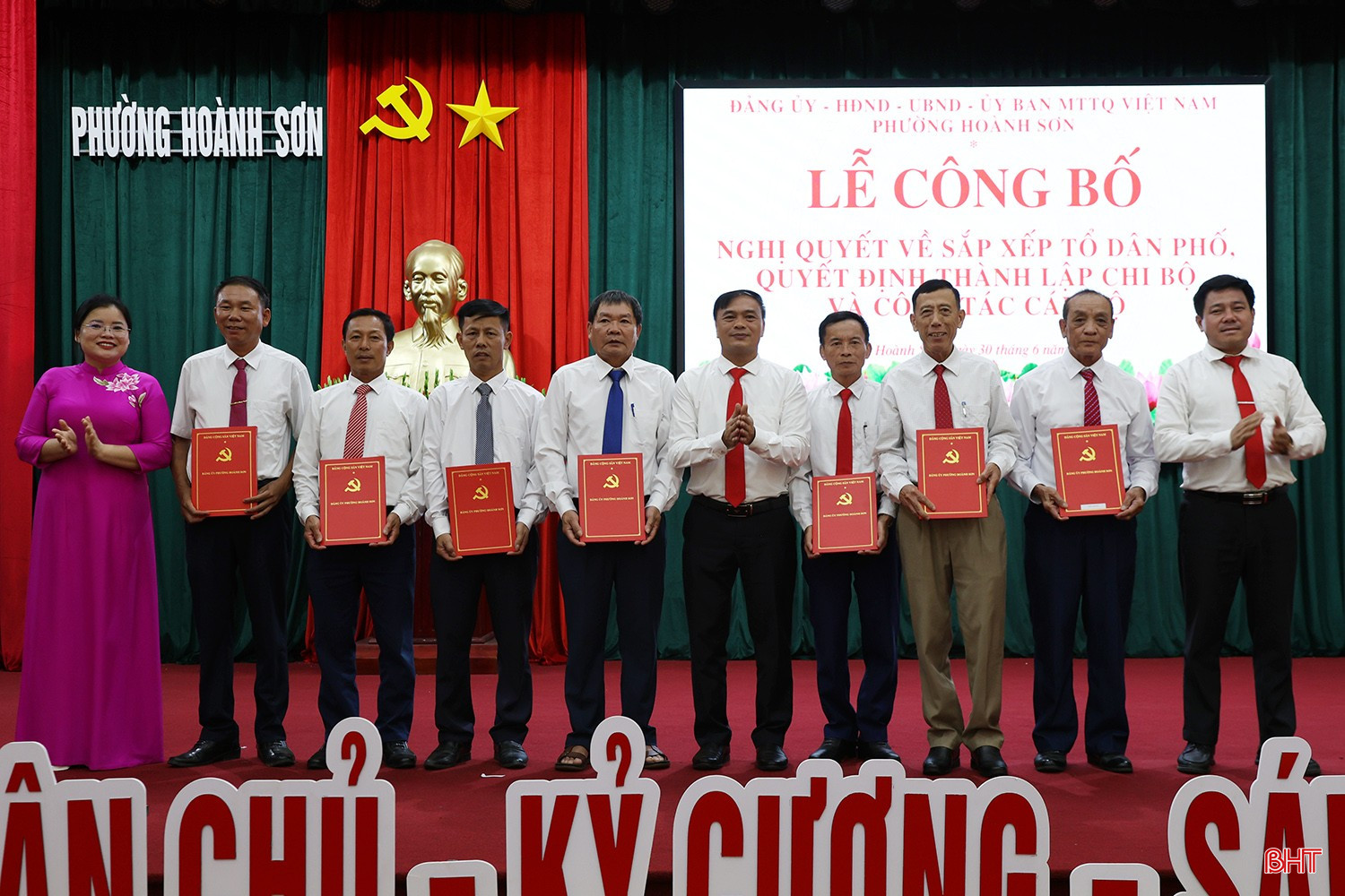 Lãnh đạo phường trao quyết định thành lập 7 chi bộ, chỉ định nhân sự cấp ủy, bí thư chi bộ