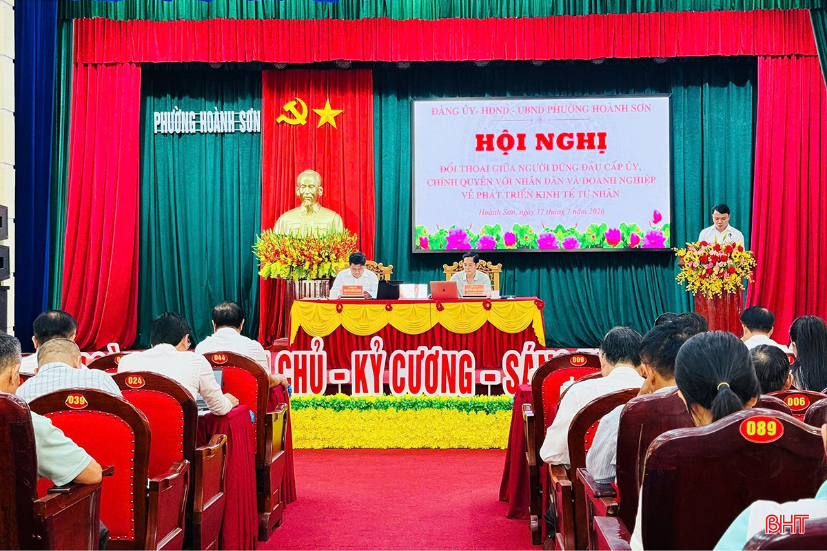 Người đứng đầu cấp ủy, chính quyền phường Hoành Sơn tổ chức đối thoại với doanh nghiệp, hộ sản xuất kinh doanh trên địa bàn.