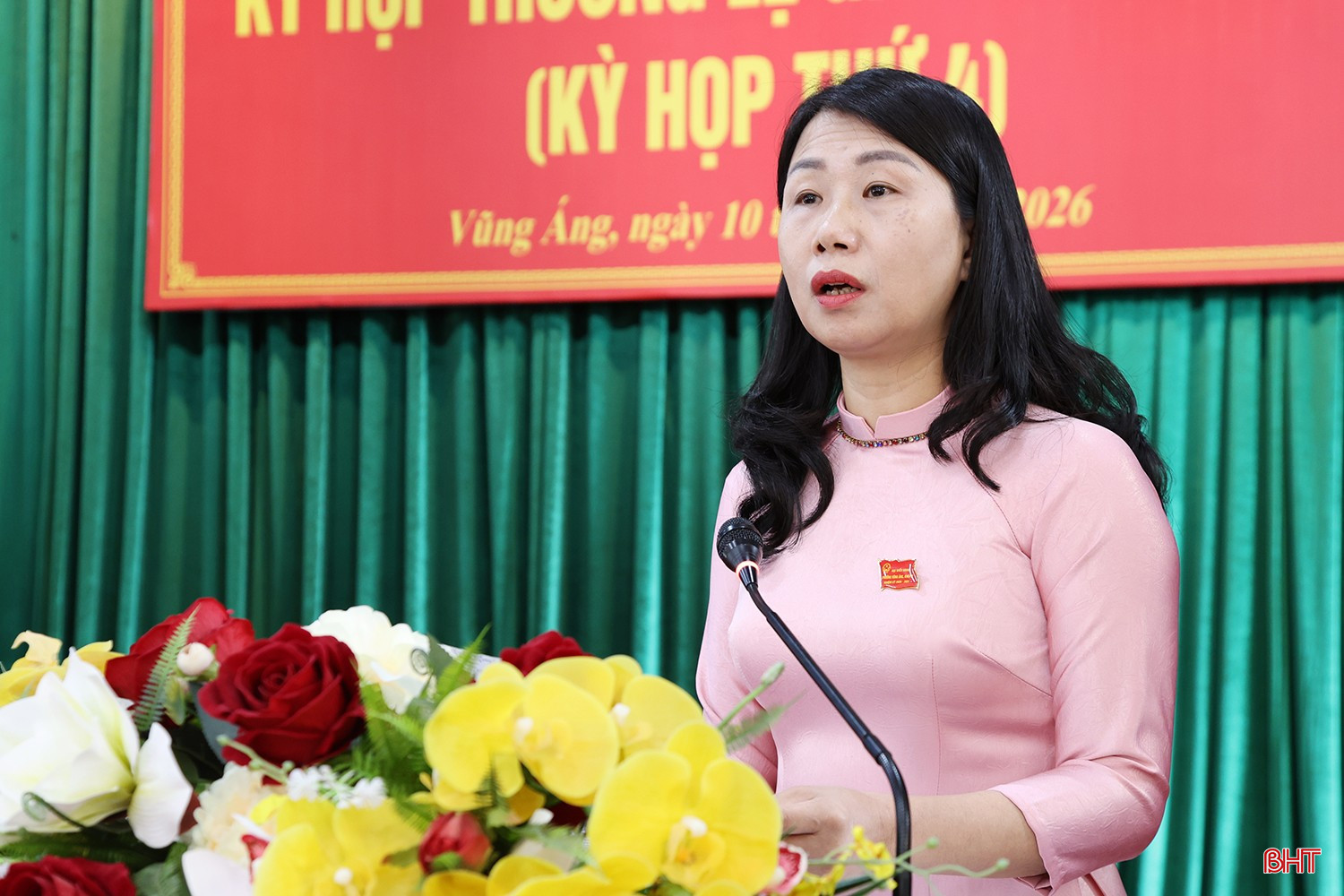 Bà Võ Thị Như Long - Phó Chủ tịch HĐND phường Vũng Áng báo cáo các ý kiến của cử tri gửi đến kỳ họp.