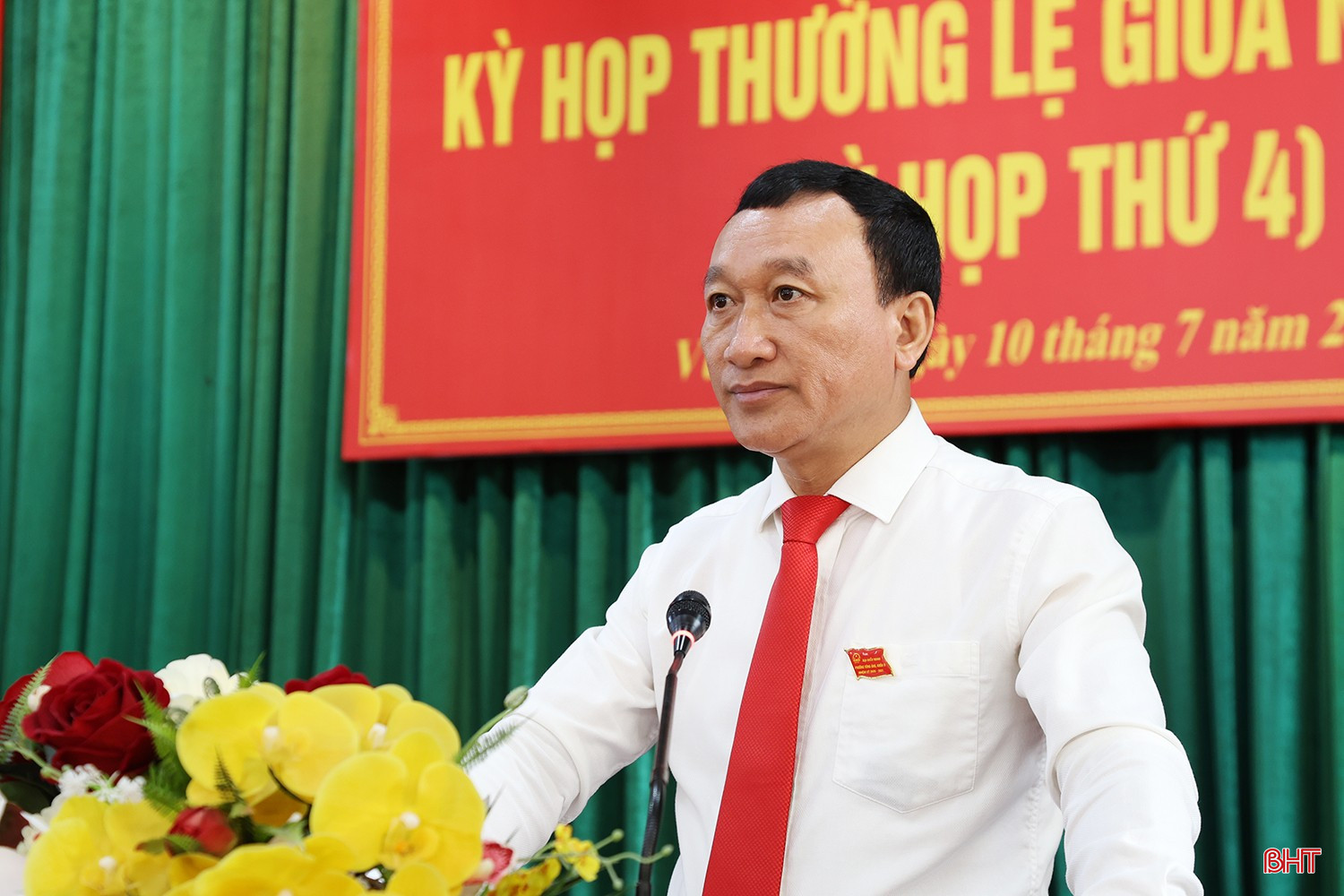 Ông Trần Xuân Phượng - Bí thư Đảng ủy, Chủ tịch HĐND phường Vũng Áng khai mạc kỳ họp.