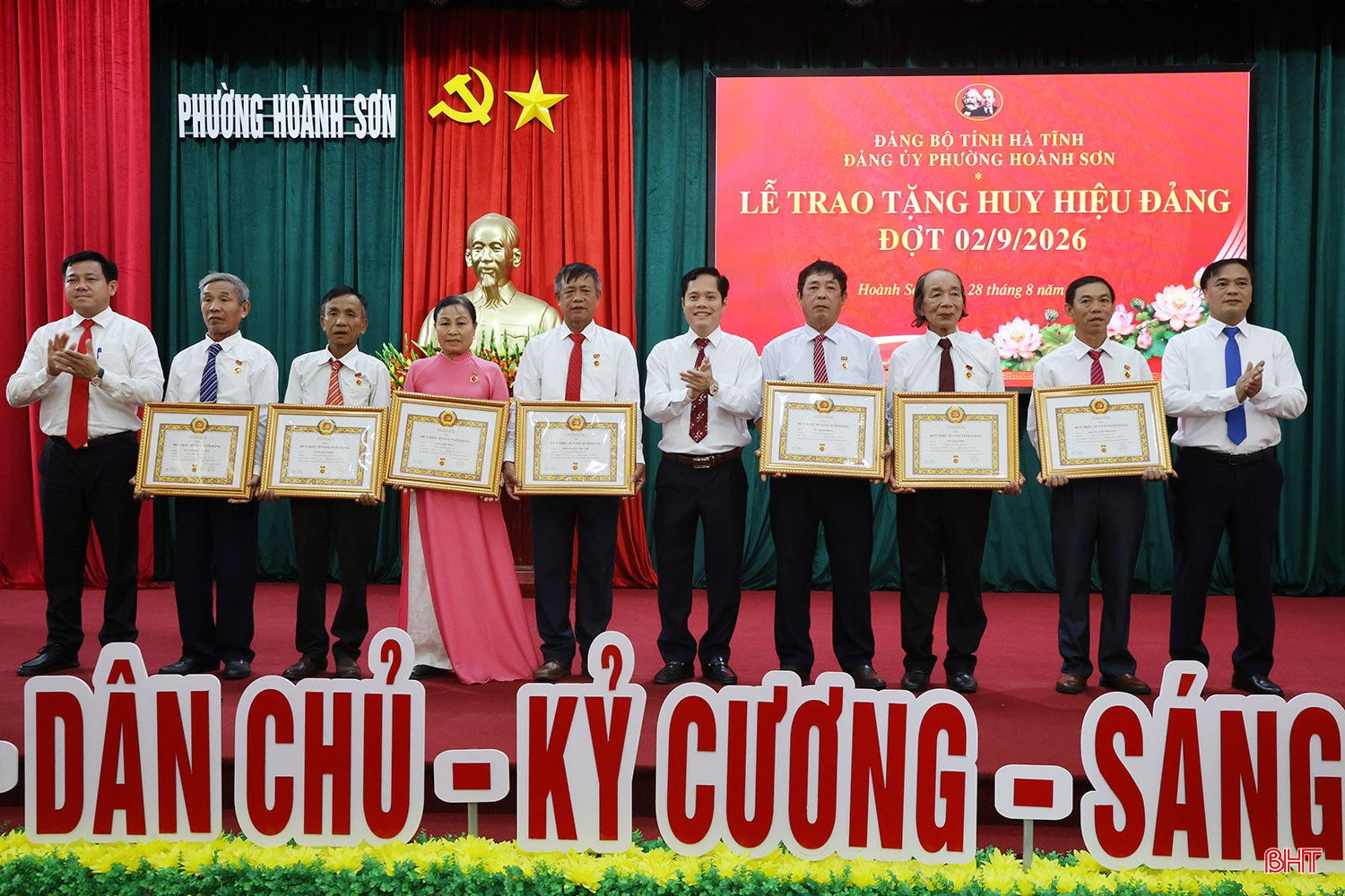 Trao Huy hiệu 35 năm tuổi Đảng cho 21 đảng viên.