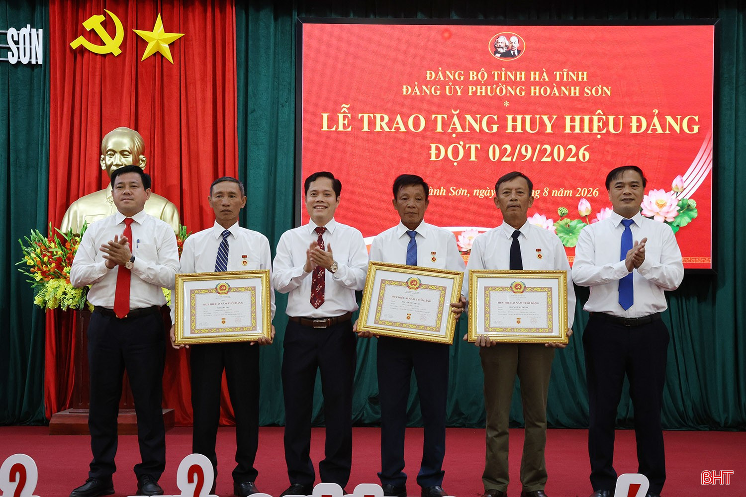 Trao Huy hiệu 45 năm tuổi Đảng cho 3 đảng viên.