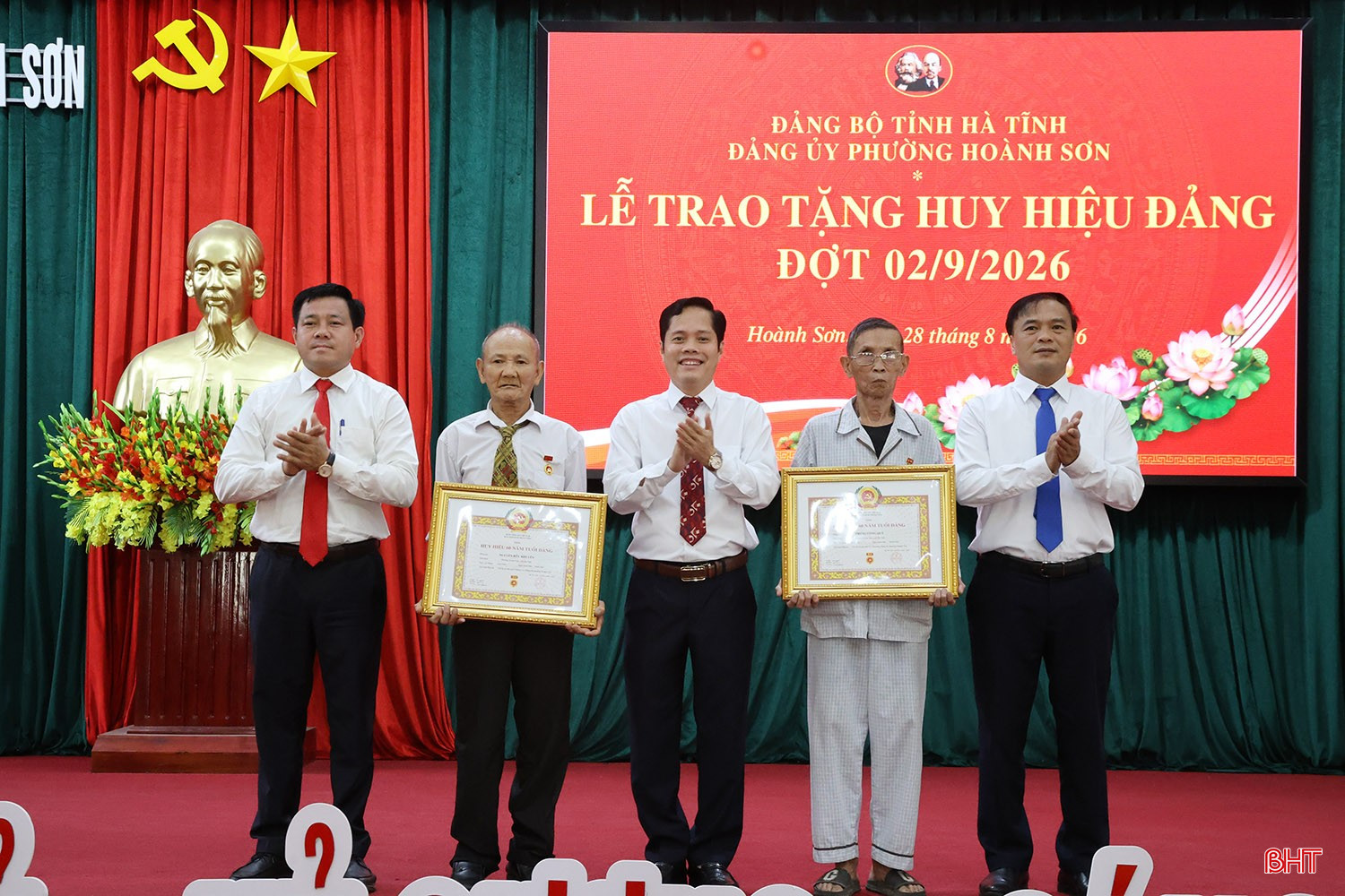 Thường trực Đảng ủy phường trao Huy hiệu 60 năm tuổi Đảng cho 2 đảng viên.