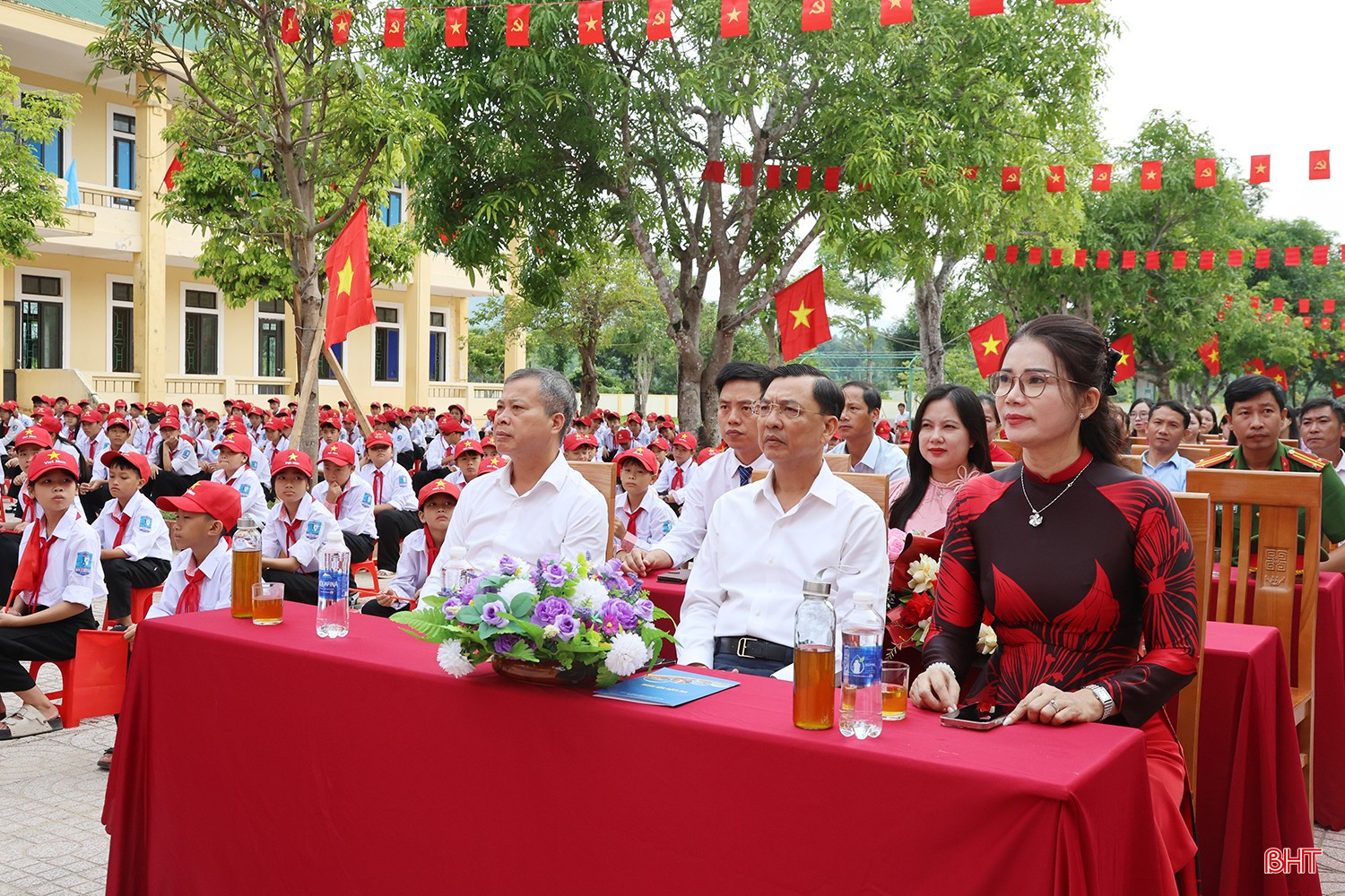 Đồng chí Trần Việt Hà - Ủy viên Ban Thường vụ Tỉnh ủy, Trưởng BQL Khu Kinh tế tỉnh đến dự và chung vui với thầy cô giáo và các em học sinh Trường Tiểu học và THCS Lâm Hợp (xã Kỳ Lạc)