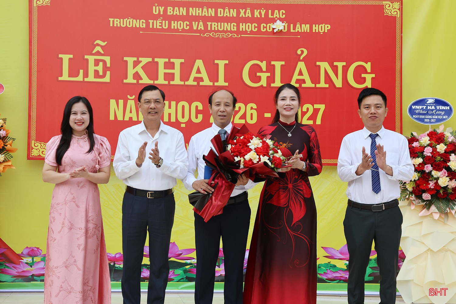 Tặng hoa chúc mừng thầy cô giáo và các em học sinh Trường Tiểu học và THCS Lâm Hợp (xã Kỳ Lạc).