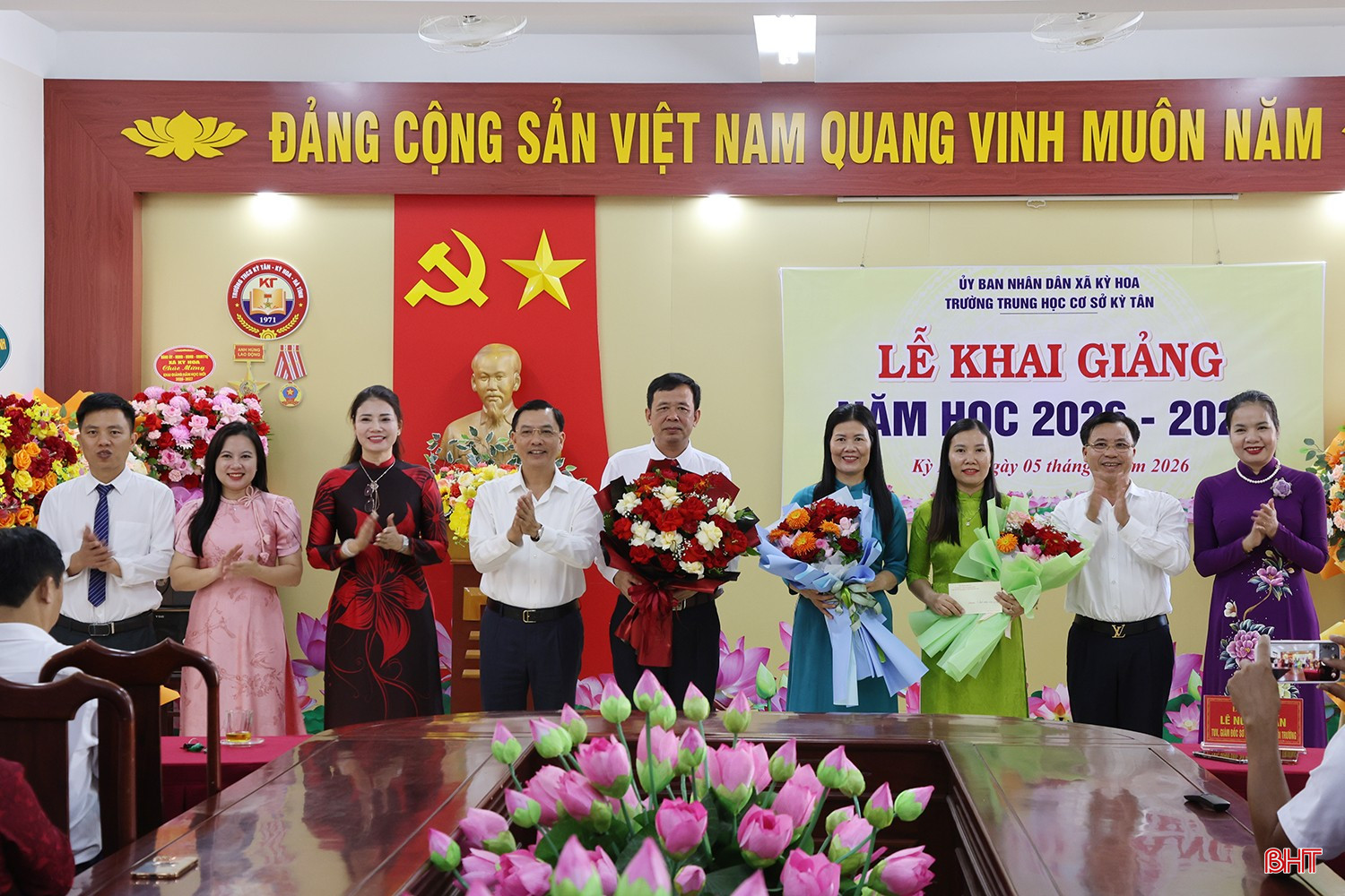 Tặng hoa chúc mừng các thầy cô giáo cùng các em học sinh Trường THCS Kỳ Tân, Trường Tiểu học Kỳ Hoa, Trường Mầm non Kỳ Hoa (xã Kỳ Hoa).