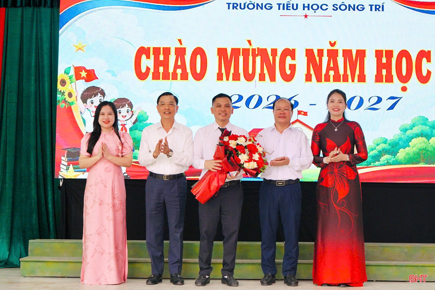 Tặng hoa chúc mừng Trường Tiểu học Sông Trí (phường Sông Trí) nhân dịp khai giảng năm học mới.