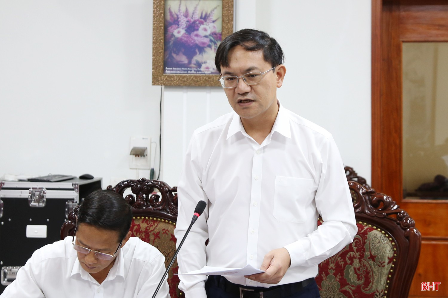 Bí thư Đảng ủy, Chủ tịch HĐND xã Thạch Xuân Nguyễn Bá Hà báo cáo công tác chuẩn bị đại hội.