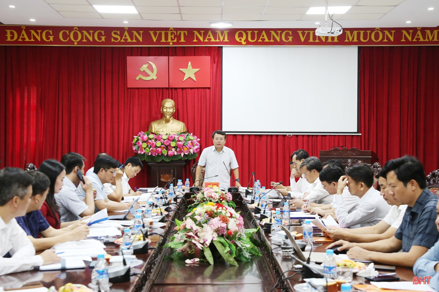 Phó Chủ tịch UBND tỉnh Dương Tất Thắng chủ trì hội nghị.