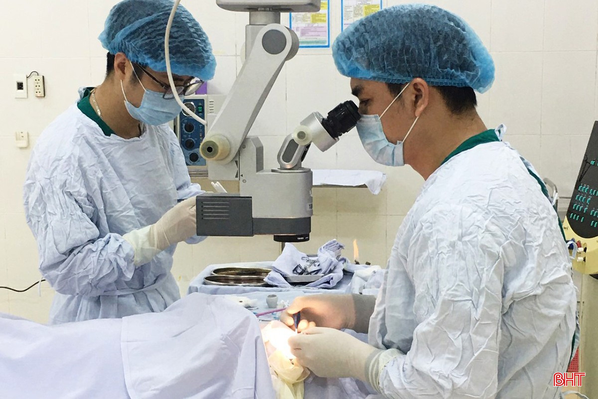 bqbht_br_bac-sy-benh-vien-mat-ha-tinh-phau-thuat-cho-ong-nnl-64-tuoi-phuong-thanh-sen-tinh-ha-tinha.jpg