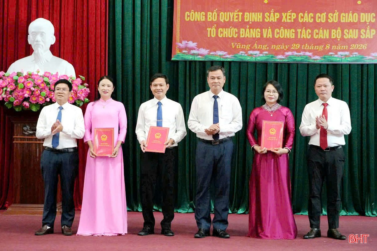 Trao quyết định bổ nhiệm cán bộ quản lý đối với 3 trường học trên địa bàn sau sắp xếp.