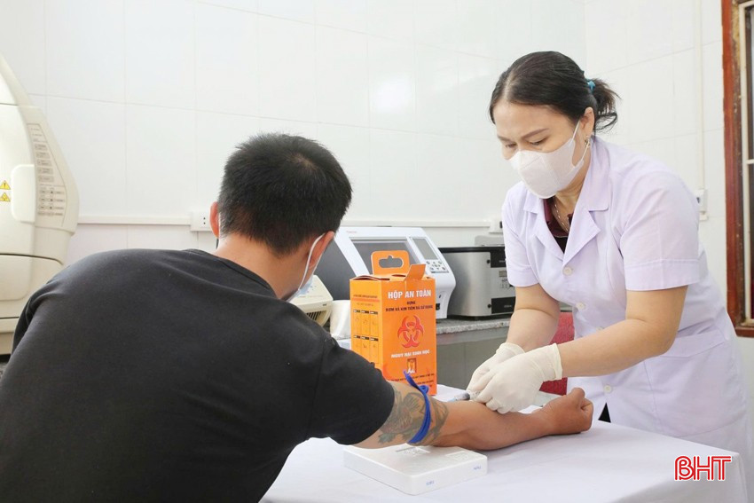 bqbht_br_can-bo-phong-kham-dieu-tri-hivaids-cdc-ha-tinh-lay-mau-lam-xet-nghiem-tai-luong-virus-cho-nguoi-nhiem-hiva.jpg