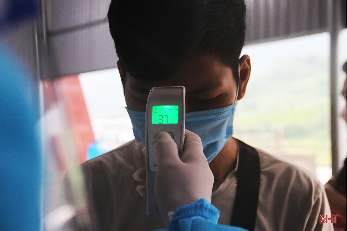 Các lực lượng căng mình bám chốt phòng dịch phía Nam Hà Tĩnh trong mưa lạnh