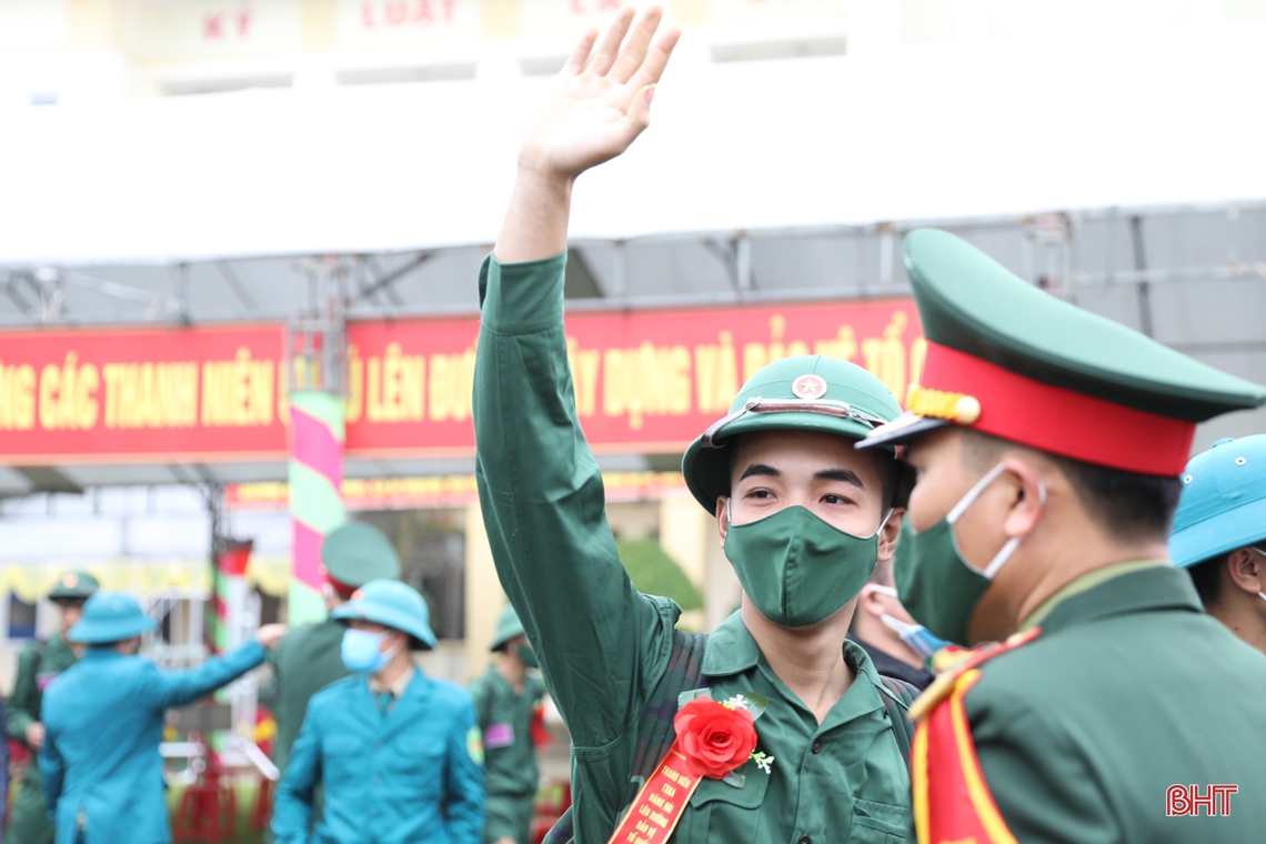 Chủ tịch UBND tỉnh Hà Tĩnh điện khen công tác giao quân năm 2022