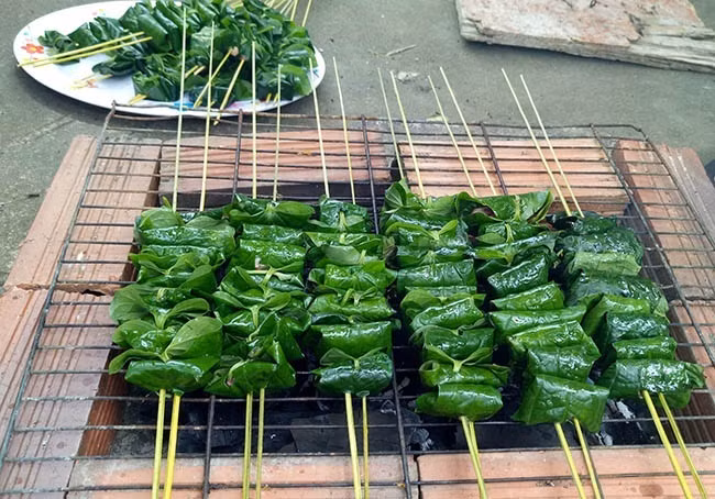 Làm bò cuốn lá lốt thơm nức mũi xem Việt Nam đá “trận sống còn”