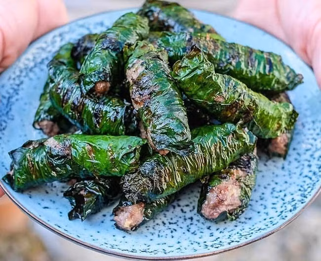 Làm bò cuốn lá lốt thơm nức mũi xem Việt Nam đá “trận sống còn”
