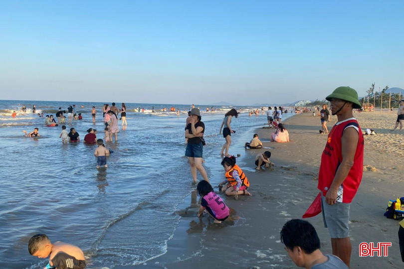 bqbht_br_doi-truong-cuu-ho-xuan-thanh-nhin-ra-bien-canh-toan.jpg