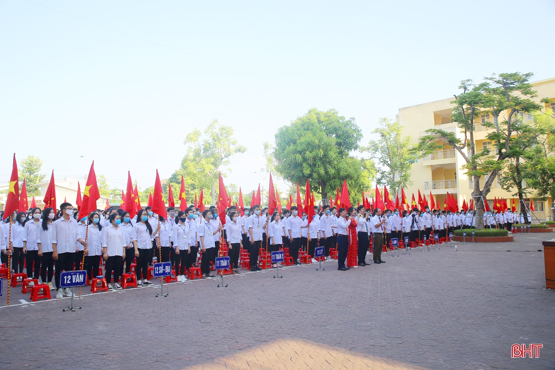 Chủ tịch UBND tỉnh Trần Tiến Hưng: Tiếp tục xây dựng Trường THPT Chuyên Hà Tĩnh thành nơi đào tạo nhân tài cho đất nước