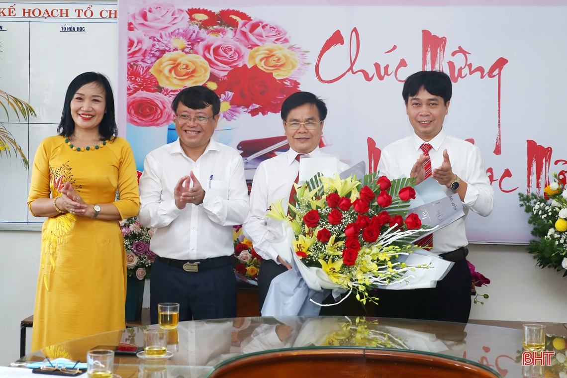 Chủ tịch UBND tỉnh Trần Tiến Hưng: Tiếp tục xây dựng Trường THPT Chuyên Hà Tĩnh thành nơi đào tạo nhân tài cho đất nước