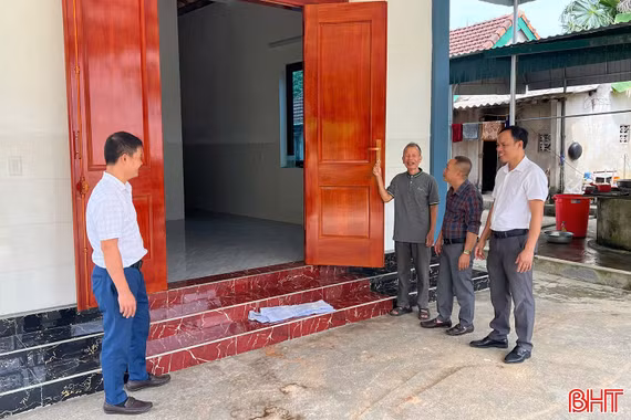 Trao mái ấm, tiếp động lực cho hộ khó khăn tại Đức Đồng