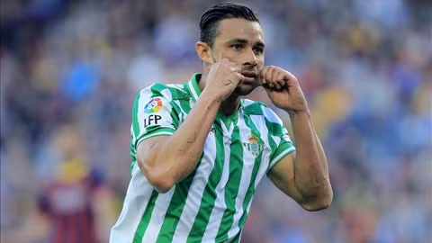 suarez va messi thi nhau toa sang barca vui dap betis 6 2