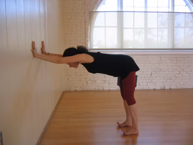 6 dong tac yoga giam dau lung