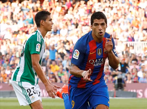 suarez va messi thi nhau toa sang barca vui dap betis 6 2