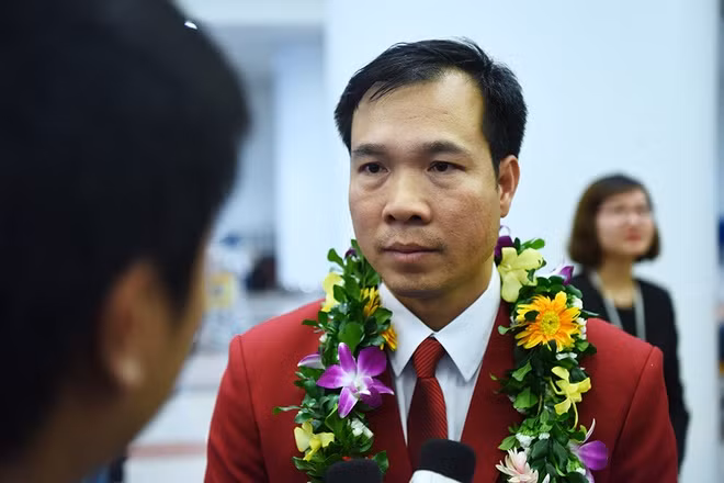 bien nguoi chao don hoang xuan vinh ve nuoc